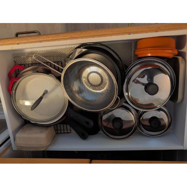 Kitchen Cookers - 2 Drawers Full of Stainless Steel Pots w/ Tops & Assorted Sized Frying Pans & More