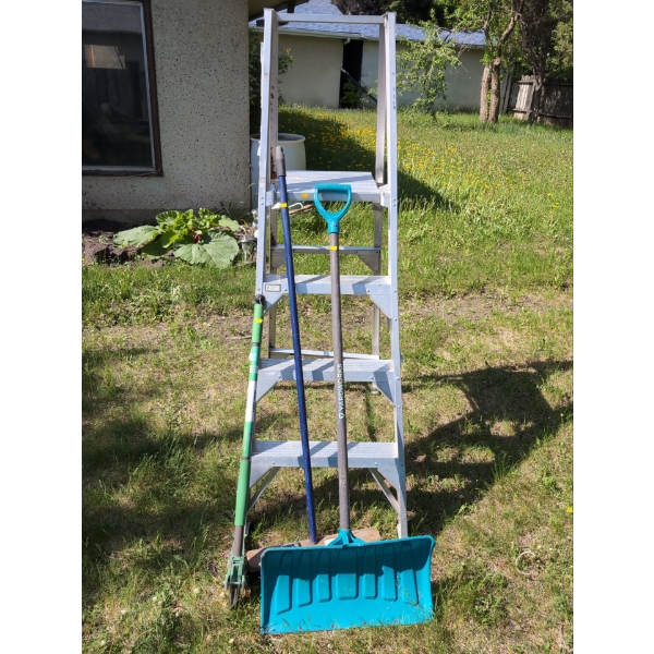 4 Rung Featherlite Platform Ladder in Great Condition w/ Yard Tools 