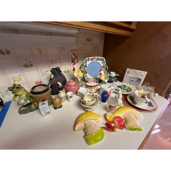 large question of  kitchen collectables original clover leaf glass salmon container, roosters, small