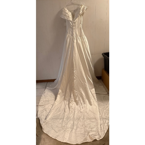Vintage Wedding Gown - Approx Size 8-10