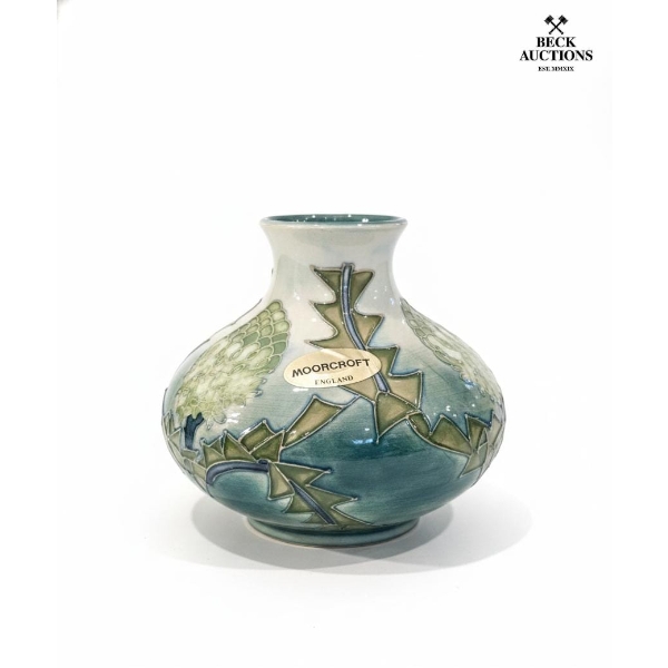  Moorcroft Pottery Vas "Banksia"  4.5''INCHES IN HEIGHTS , Impressed Moorcroft, Made in England.