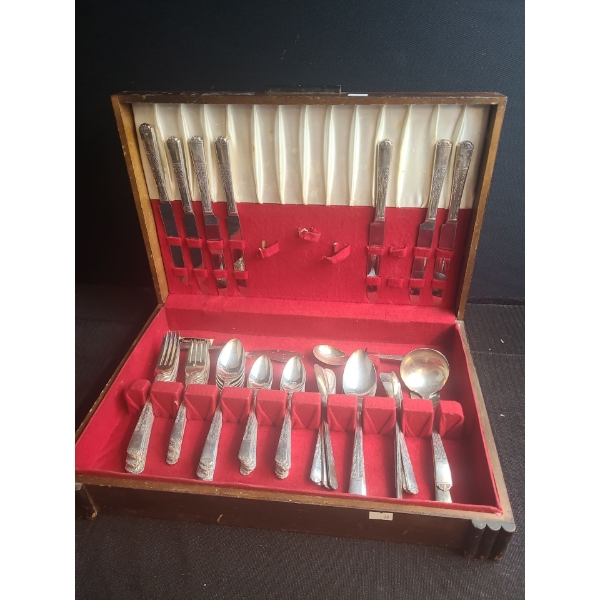 Oneida Community Tudor Plate Cutlery and Box 17.5 W, 12 D, 4 T 
