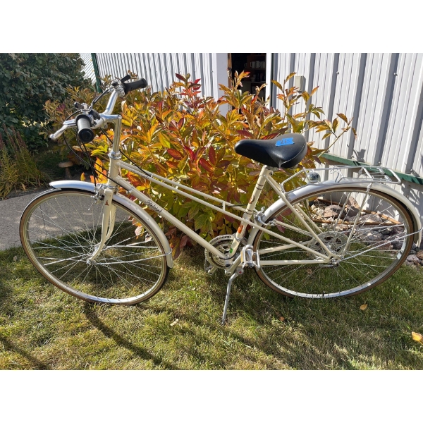  vintage ladies RALEIGH touring bike with chrome, front and rear fenders