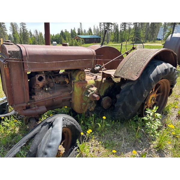 Great Tractor For A Lawn Ornament Or A Restoration Project . Buyer must Pick Up On Location 