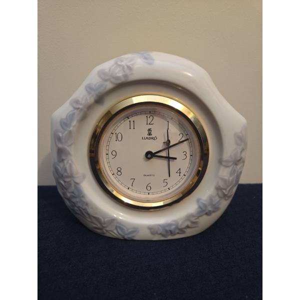 LLADRO 1989 Quartz Porcelain Clock (Clock Hands Need Repair) - 6W, 2D, 6T 