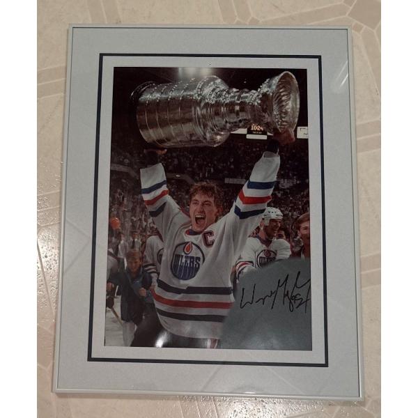 Wayne Gretzky Autograph 19 x 25