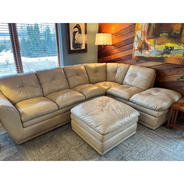 Beautiful Italian leather sectional  and amazing shape soft leather no scratches and barely any ware