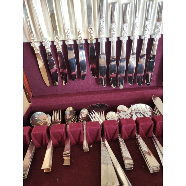 Nasco Valencia and Nobility Wind Song Stainless Steel Cutlery Set in Case