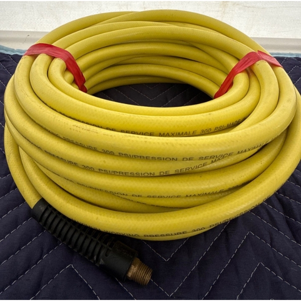 DeWalt 3/8"x50 ft Premium Rubber Hose For Air Compressor Activities 300 PSI Max 
