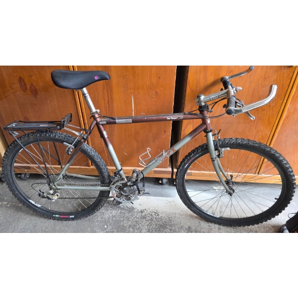 Oryx Bicycle With 21-Speed Gear System and Rear Rack