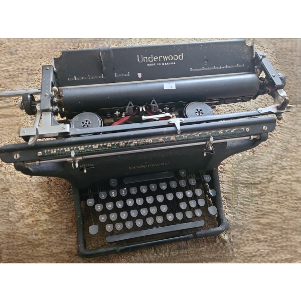 Underwood Vintage Manual Typewriter 23 W, 12 D, 11 T