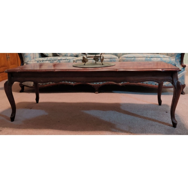 French Provincial Mahogany Queen Anne Style Coffee Table w/ Centerpiece 47 x 17
