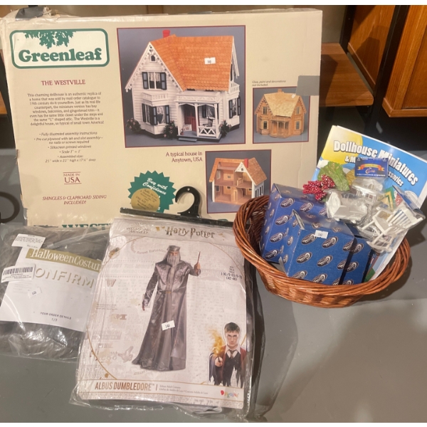 NEW Greenleaf 'The Westville' Doll House w/ Accessories Harry Potter Costume & More
