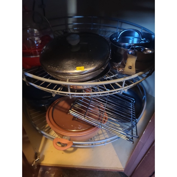 Assorted Kitchen Pans 