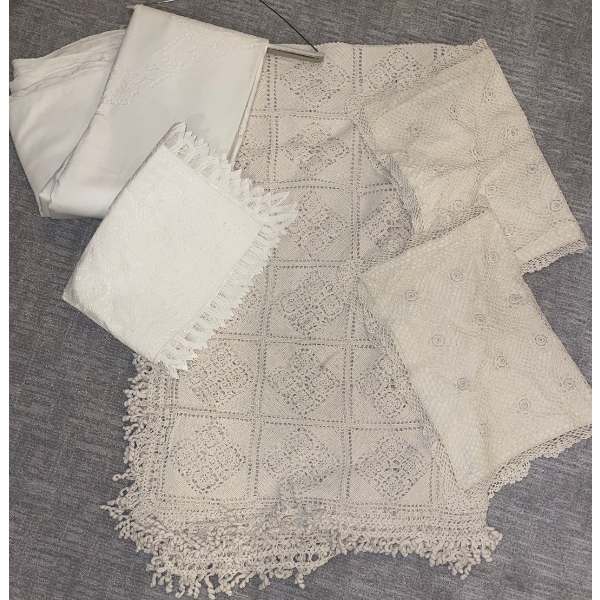 Gorgeous Crotchet Bed Spread w/ Matching Pillow Shams - Full 