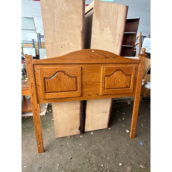 Headboard for double bed. Includes bedframe on wheels and mattress