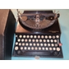 Image 2 : Vintage Remington Manual Typewriter with Carrying Case