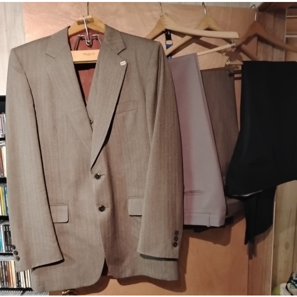 Mens 'Shipley' Virgen Wool Three Piece Suit Size 40 or XL Condition is Like New