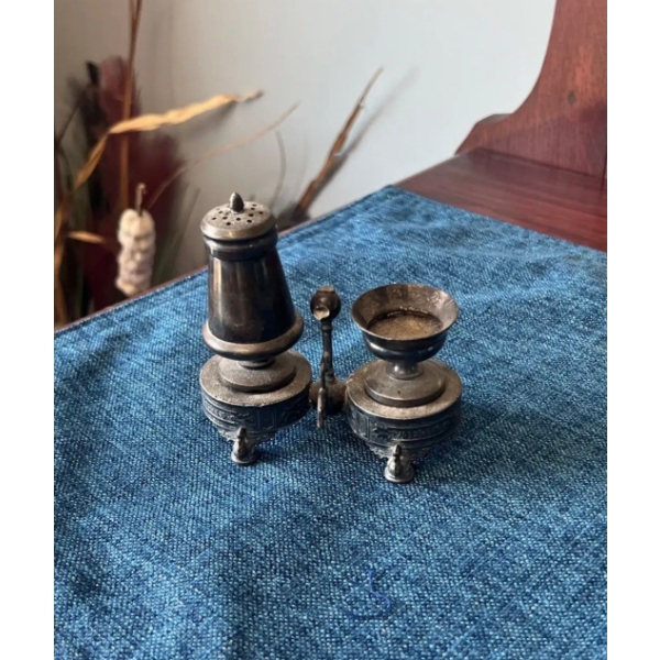 Vintage Saltshaker and Open Salt Cellar Shaker sits 3.5 in high Cellar sits 2.24 in x 1.875 in 