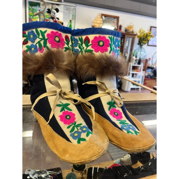  authentic Métis-style mukluks, handcrafted with traditional floral embroidery and fur trim

