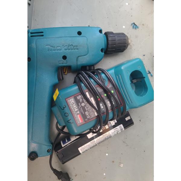 Makita Cordless Drill w/ Charger DC1414 T