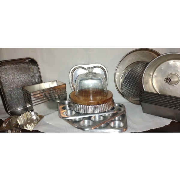 Bakers Collection Equipt To Feed An Army Loaf Cupcake Cake Squares Pans