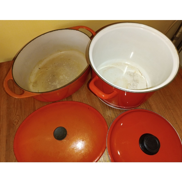 Le Creuset Large Roaster & Chemate Large Pot 