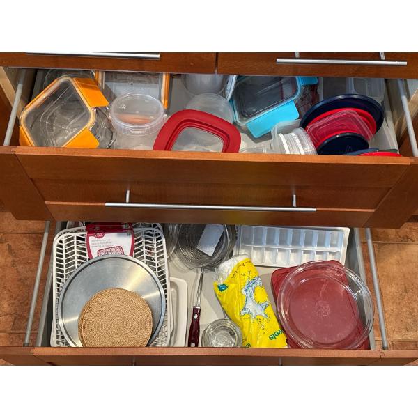 Kitchenware Collection Featuring Pyrex Glassware, Anchor Hocking Glassware & More 