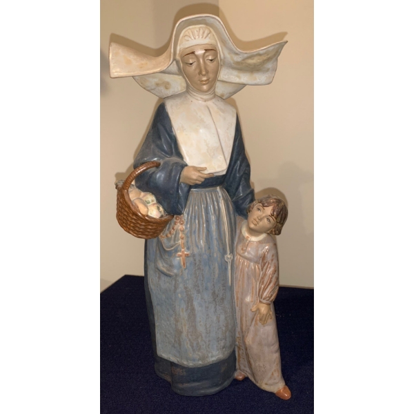 LLADRO Porcelain Charity Nun Sculpture - 7W, 7D, 18T