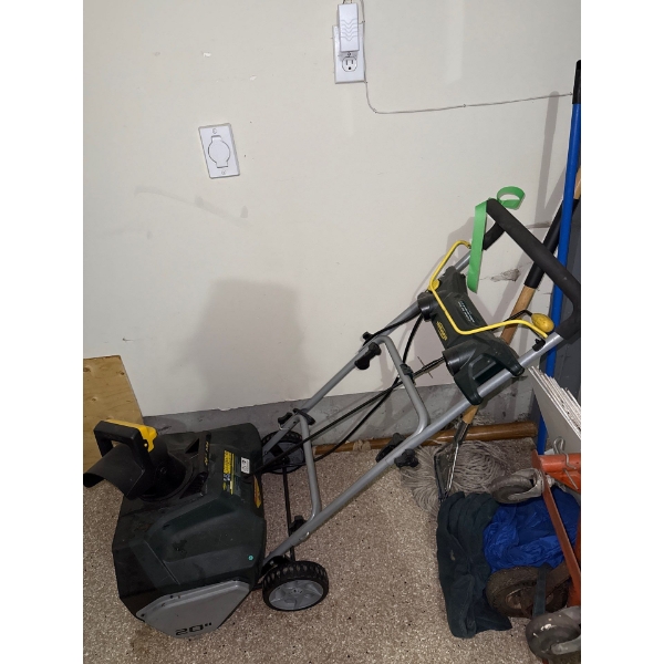Yardworks electric Snow Thrower 060-3999-2