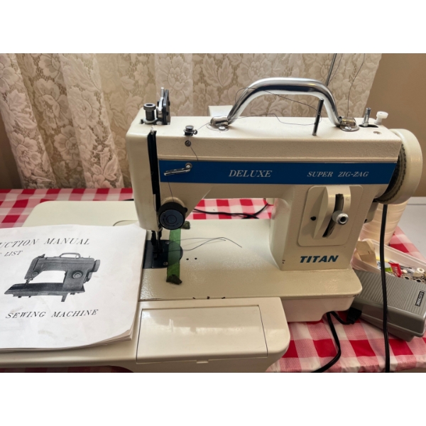 Deluxe, super zigzag, Titan, sewing machine with extra thread spindles, thread holder, in great work