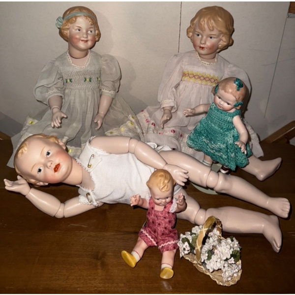 Pajama Party Pals - Assorted Vintage Dolls Having A Sleepover 14T