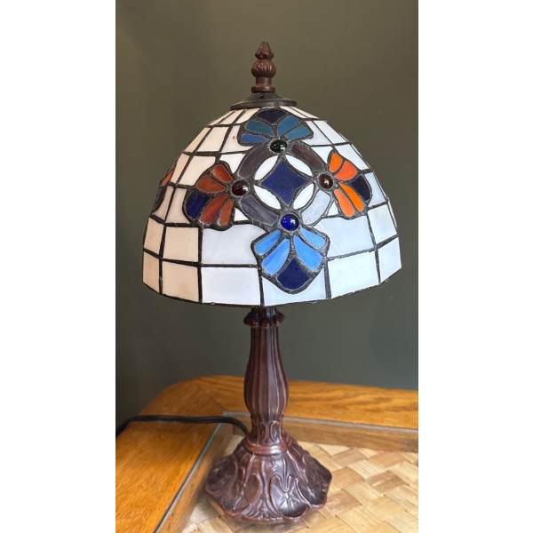 Beautiful Tiffany Style Lamp w/ Metal Base - 15T 