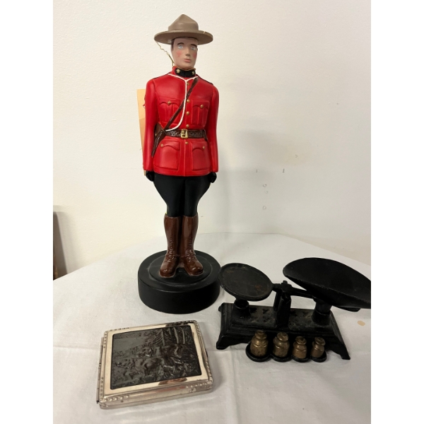  Big Vindustries LTD big Valley wooden RCMP Mini scale and vintage cigarette holder with hunting dog
