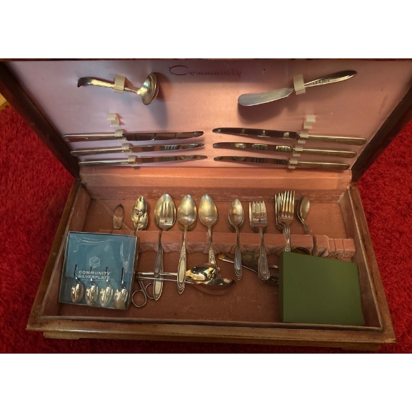 Community Silver Plate Cutlery Set in Wooden Case 
