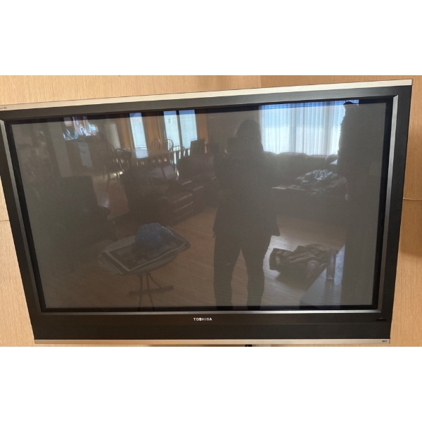Toshiba Large TV, Theatre Wide HD, w/ Mount - TV is 48In Wide, 32In Tall 