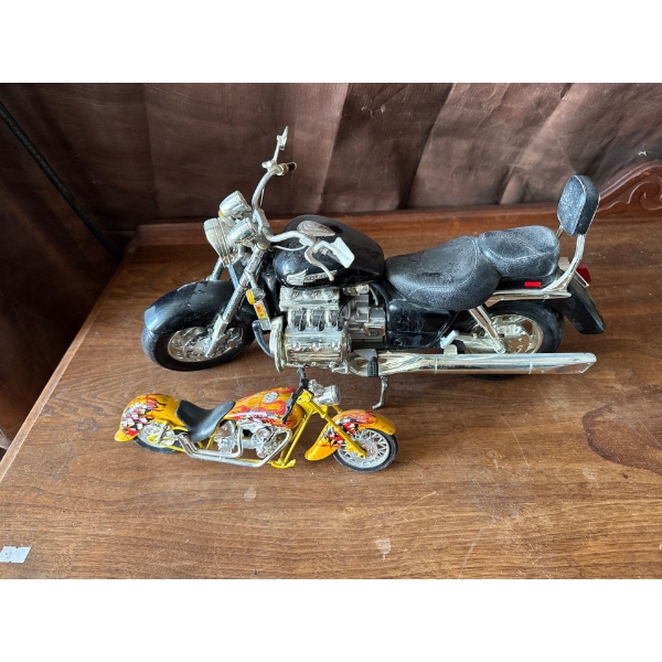 Collectible Valkyrie Motorcycle 16L w/ Yellow Tour Bike  