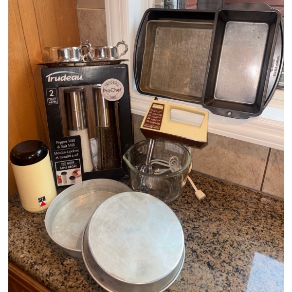 Vintage Trudeau ProChef Pepper & salt Mill Set w/ Misc. Kitchen & Bakeware 