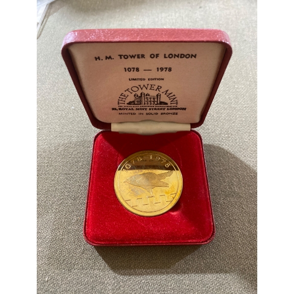 Tower of London 1078-1978 Solid Bronze Medal by The Tower Mint with Case