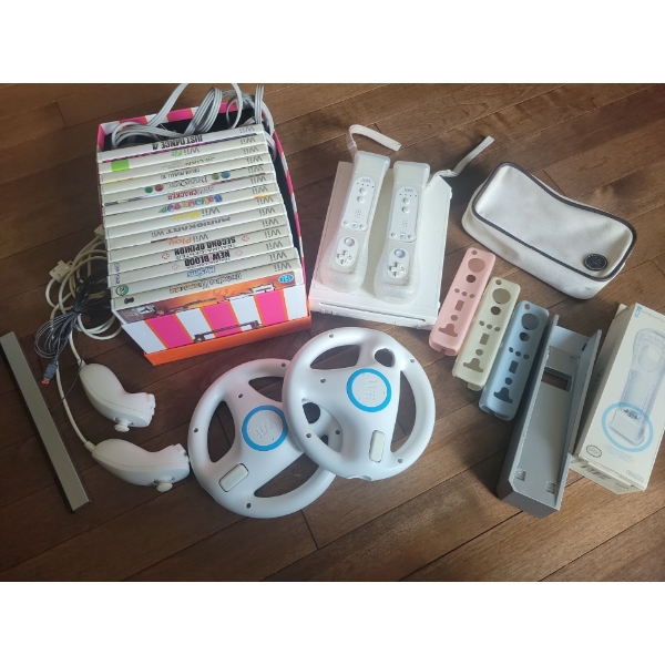 Nintendo Wii Gaming Console w/ 14 Games & All Original Accessories 