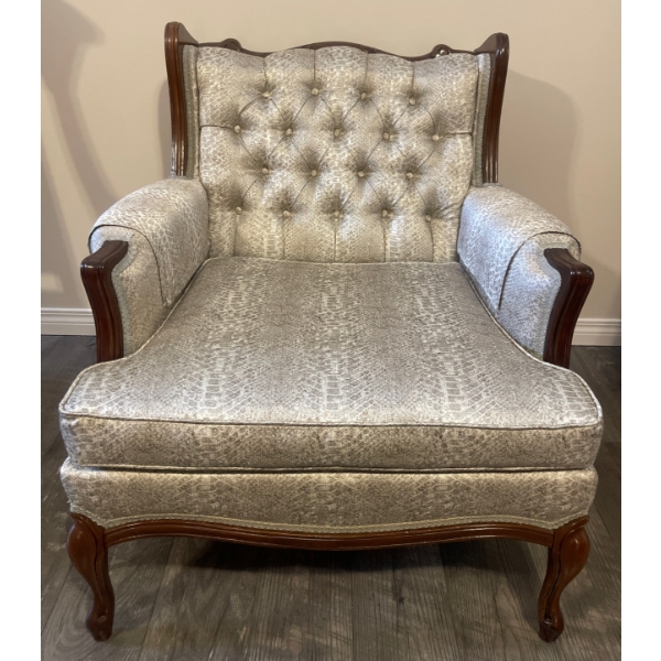 Gorgeous French Provincial Arm Chair 31x30x33 Immaculate Condition