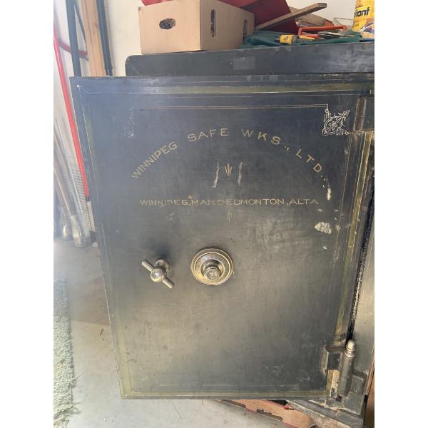 Winnipeg Safe Works  27" W, 29" D, 42"H  700 Pounds Safe