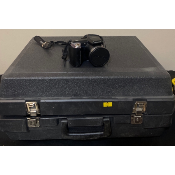 OLYMPUS SP-62OUZ 16 Mega Pixel w/ Power Light Kit in Hard Travel Case