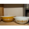 Image 5 : Kitchenware Collection Incl. Cuisinart Brewing Machine, Floral Pyrex Cookware Bowls, Vintage Kitchen