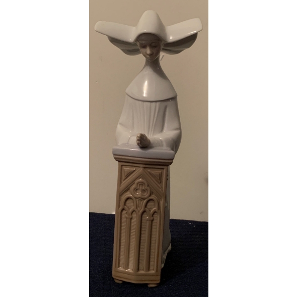 LLADRO Porcelain 'Monjita Orando' Nun  - 9T 