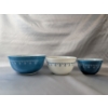 Image 4 : Pyrex Mixing Bowls in "Snowflake Blue Garland" Pattern