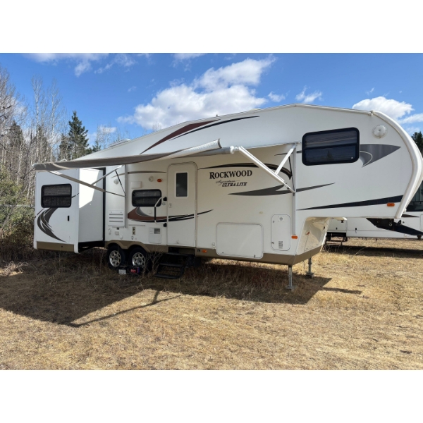 2012 Rockwood model 8288ws 5th Wheel Ultralight  3 Slides Sleeps 6 Amazing Condition 