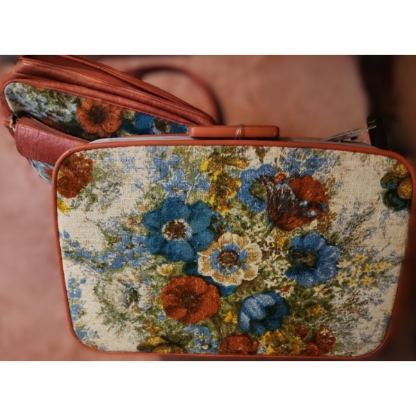 Vintage Samsonite Hard Shell Suitcase 19.5 W, 7.5 D, 14 T and Matching Weekender, Keys Included 