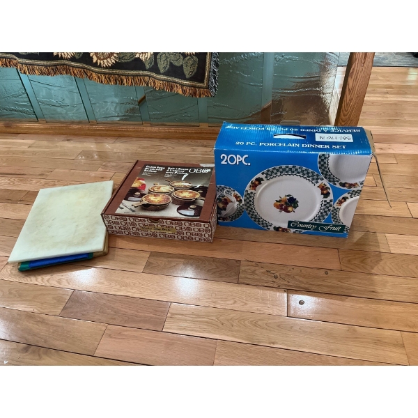 20 Piece Plate Set With Vintage Onion Soup Bowls & Baskets In Original Box with 2 Cutting boards 
