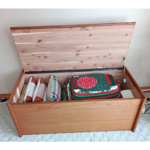 Gorgeous Wooden Chest Including Lovely Linen Contents - 40W, 19W, 16T 